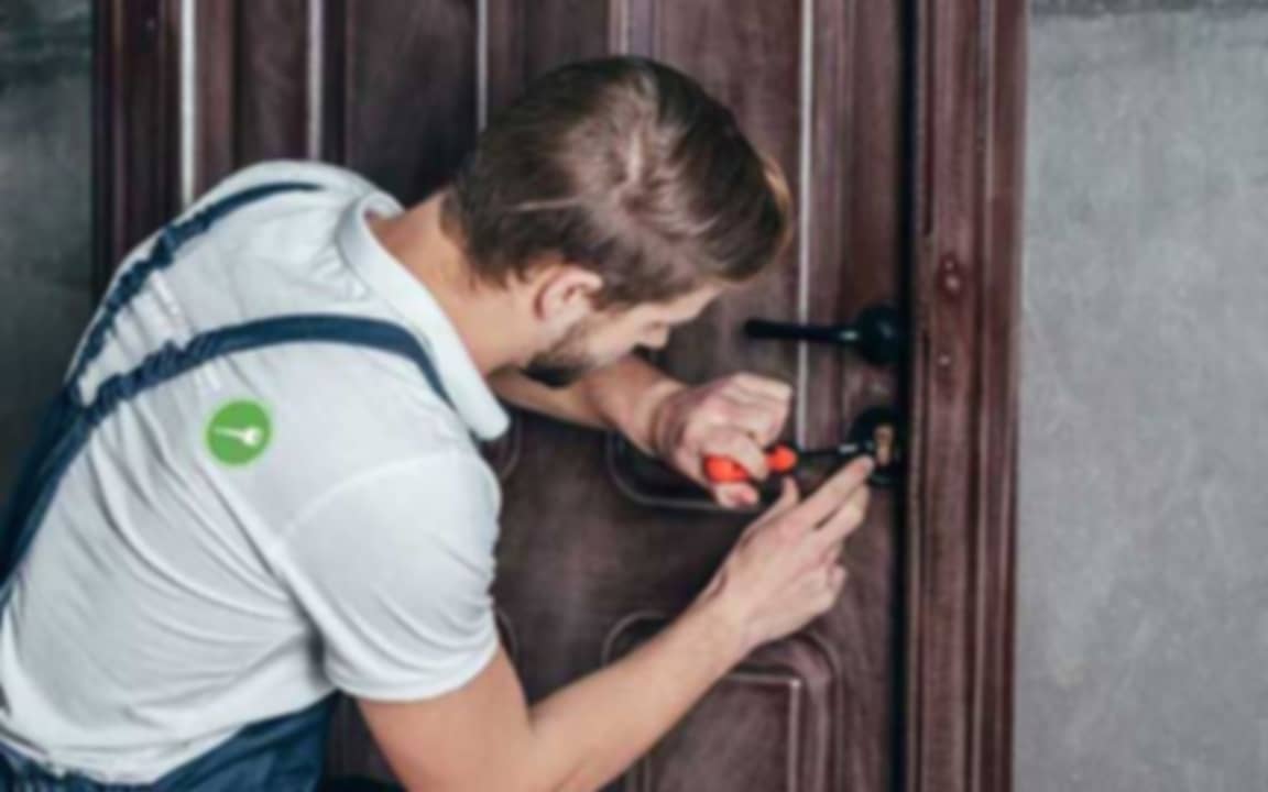 کلیدساز متخصص در حال باز کردن قفل درب منزل