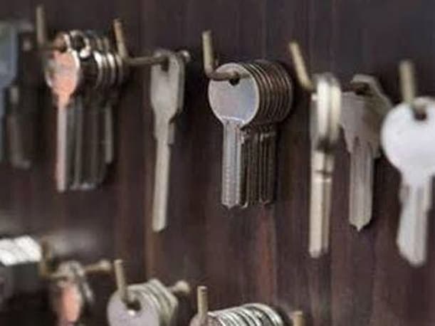 کلیدساز حرفه‌ای در حال تعمیر قفل